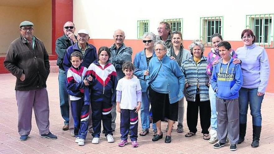 Cándido Lozano (izq), Claudio Tejera, Ceferino Peña, Luis Santana, Carmelo García, Ana María Santana, Clotilde Cruz, Vitaliana Díaz, Margarita Martín, Vavinia Alonso, Lorena Cruz; delante, Yeremi Cruz, Naroa Tejera, Varidia Cruz y Acaday Peña.