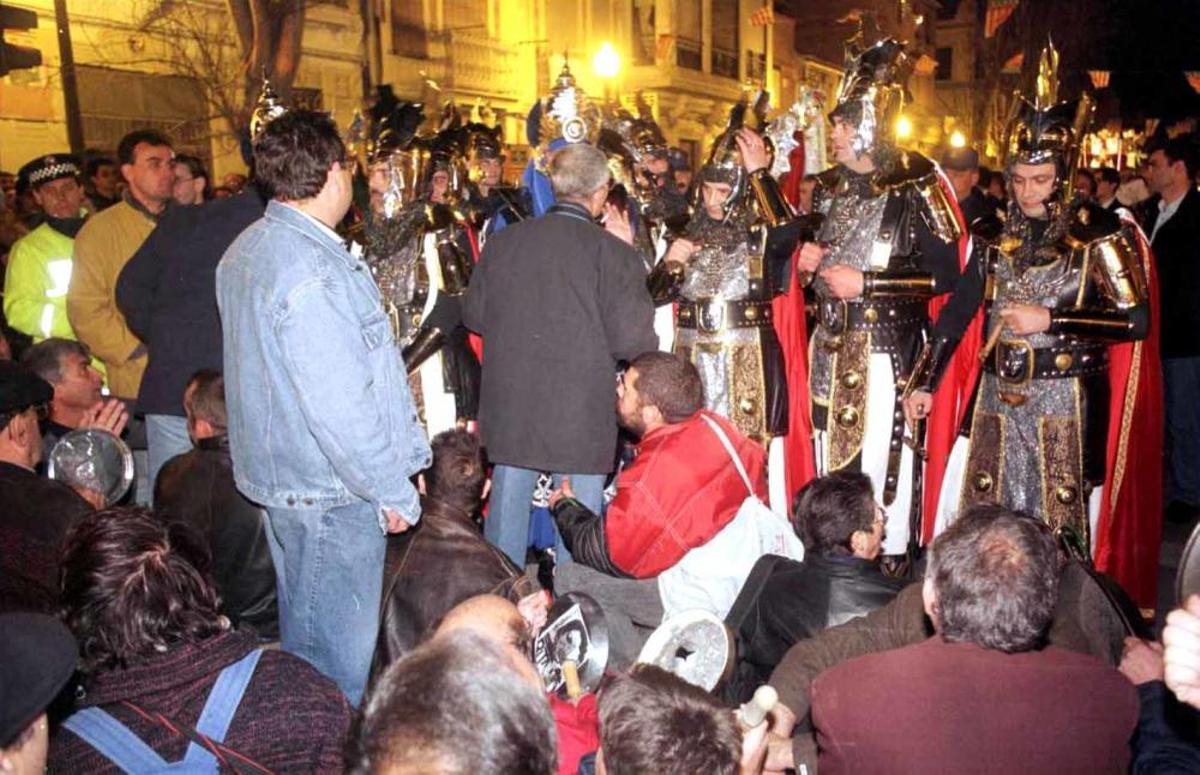 1999. Salvem organiza una manifestación que bloquea el paso de la tradicional parada de Moros y Cristianos en el barrio. Kai Försterling