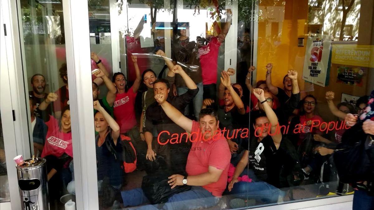 Miembros de la CUP en el interior de la sede del partido durante el registro.