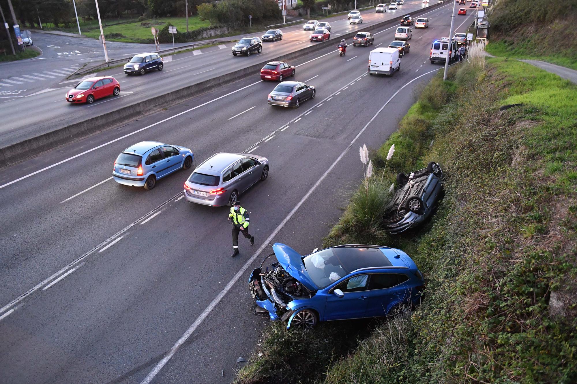 Atasco en la entrada a A Coruña desde la AP-9 por un accidente en Alfonso Molina