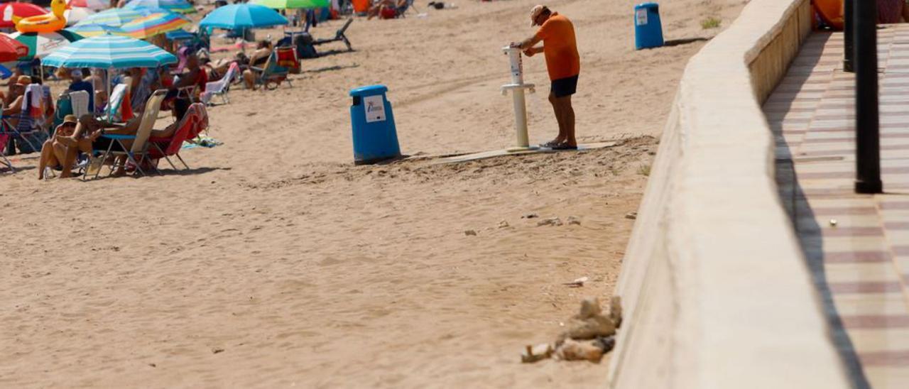 La playa de El Perelló, 
afectada por los contínuos
temporales .  eduardo ripoll