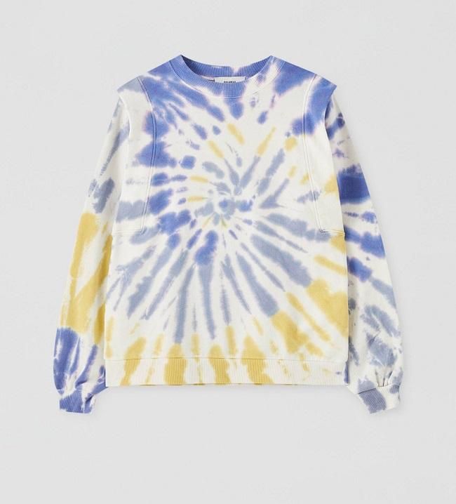 Con hombreras y estampado 'tie-dye'