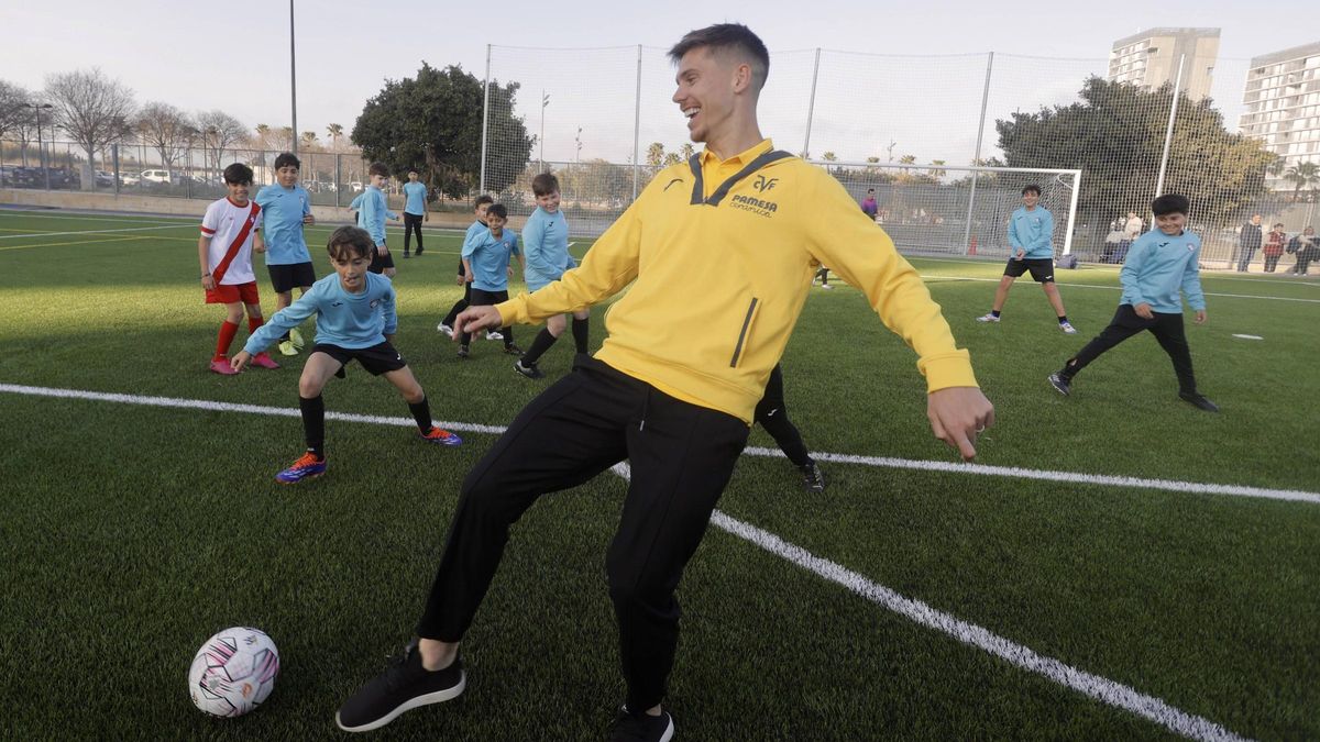 Juan Foyth en la inauguración del nuevo campo de fútbol de la Torre
