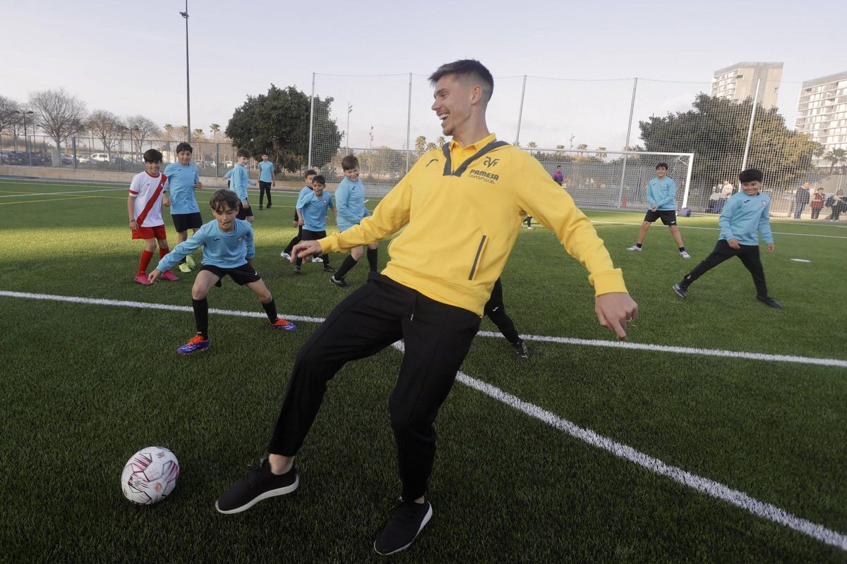 Juan Foyth en la inauguración del nuevo campo de fútbol de la Torre