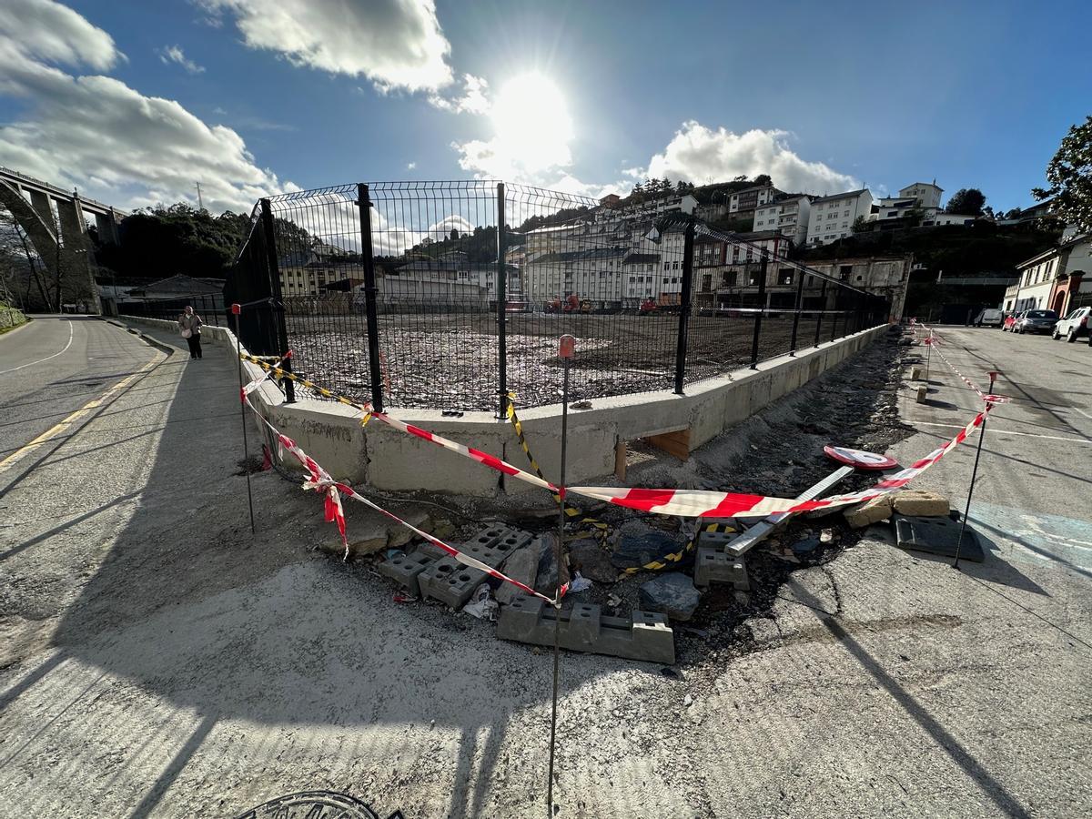 Vista de las obras del futuro nuevo aparcamiento de Luarca.