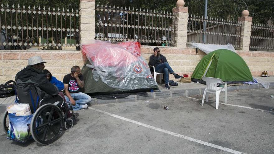 Tiendas en el exterior del albergue