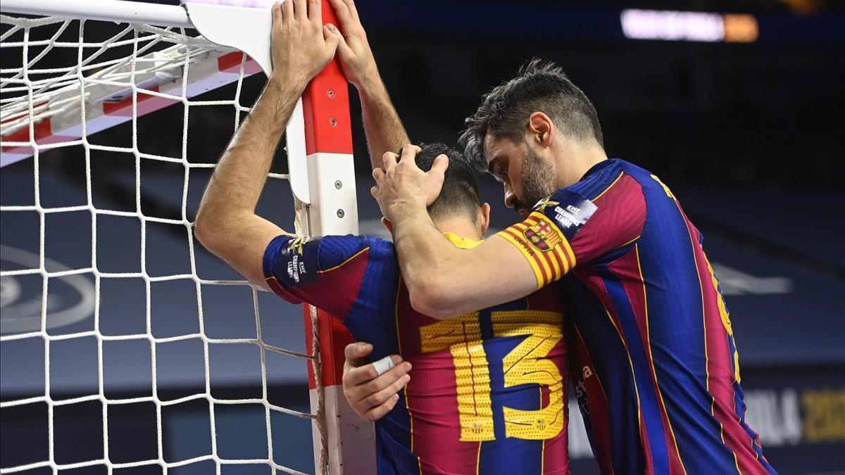 Barcelona s Aitor Arino (L) and Barcelona s Raul Entrerrios react after the handball final match Barca v THW Kiel at the EHF Pokal men s Champions League Final Four competition on December 29  2020 in Cologne  western Germany  (Photo by Ina Fassbender   AFP)