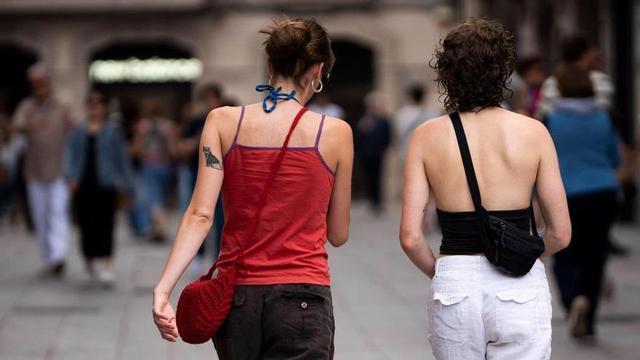 Dos joves passegen per Barcelona, aquest estiu.