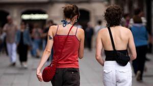 Dos jóvenes pasean por Barcelona, este verano.