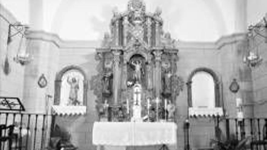 El alcalde de Herrera y el párroco urgen restaurar el retablo mayor