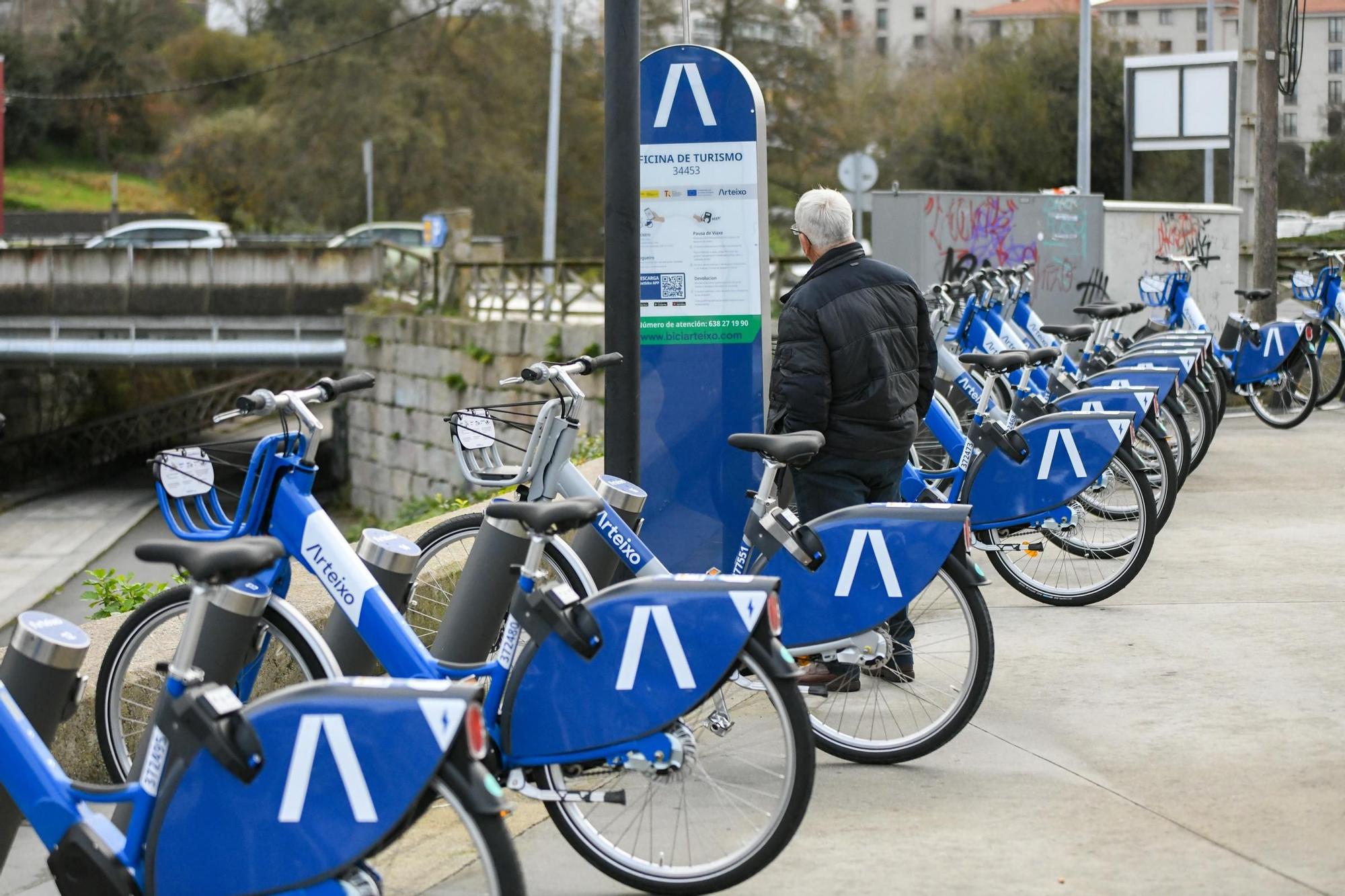 Arteixo estrena su sistema de alquiler de bicis
