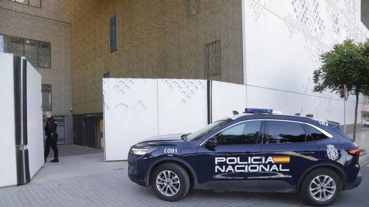 Un coche de la Policía Nacional traslada al presunto asesino de Tulia a la Ciudad de la Justicia, en una imagen de archivo.