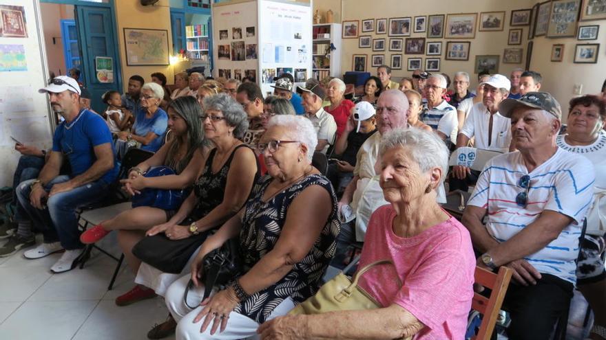 Miembros de la Casa de Zamora en La Habana escuchan las explicaciones sobre una de las muchas actividades que impulsa esta sociedad más que centenaria.