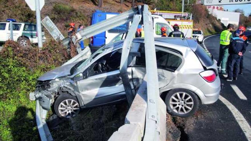 Rescatan a una embarazada de un coche &quot;colgado&quot; en un puente