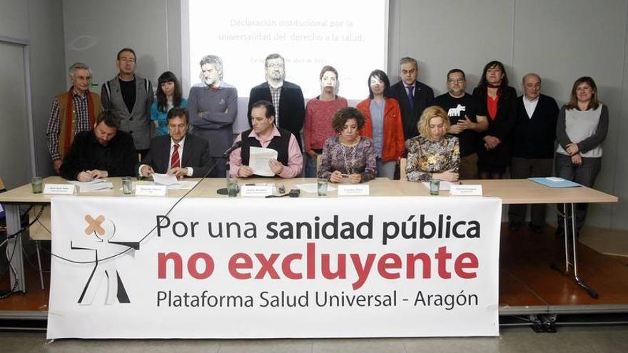 Más de 40 colectivos piden revisar el programa sanitario a extranjeros