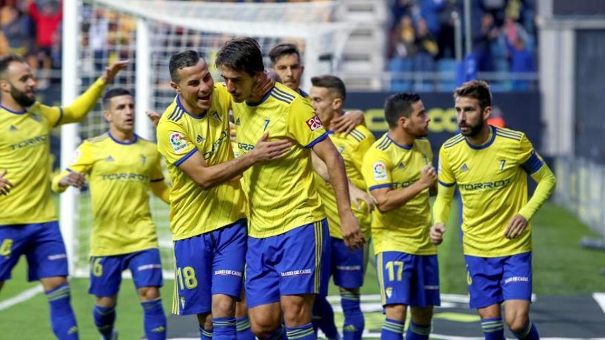 El Cádiz celebra un tanto ante el Espanyol.