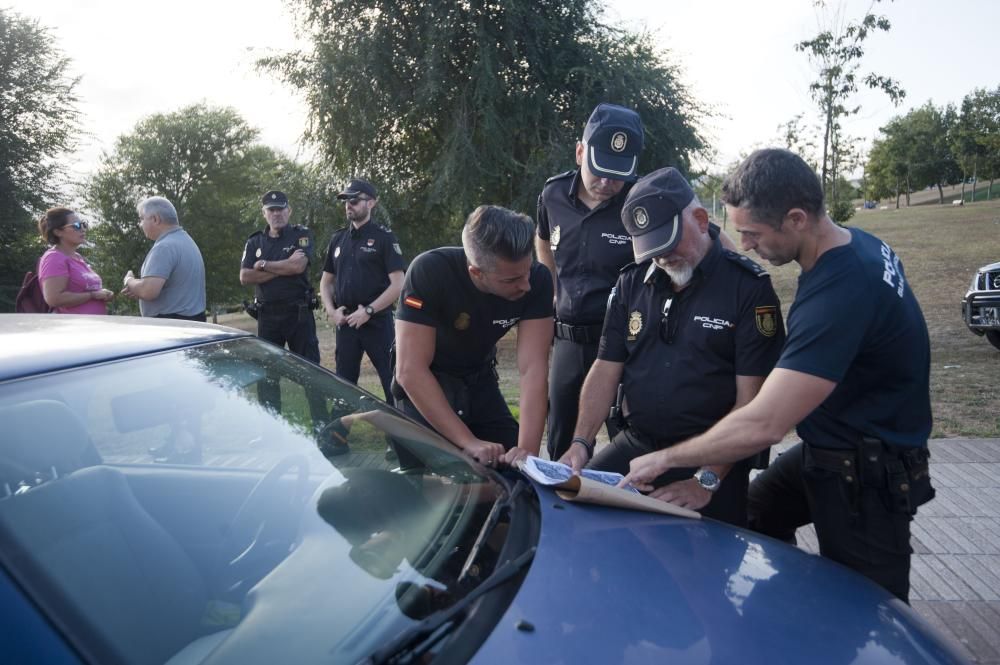 Agentes del Cuerpo Nacional de Policía, miembros de Protección Civil y voluntarios efectuan una batida por la zona de Eirís para intentar localizar restos de José Luis Fernández Ibáñez.