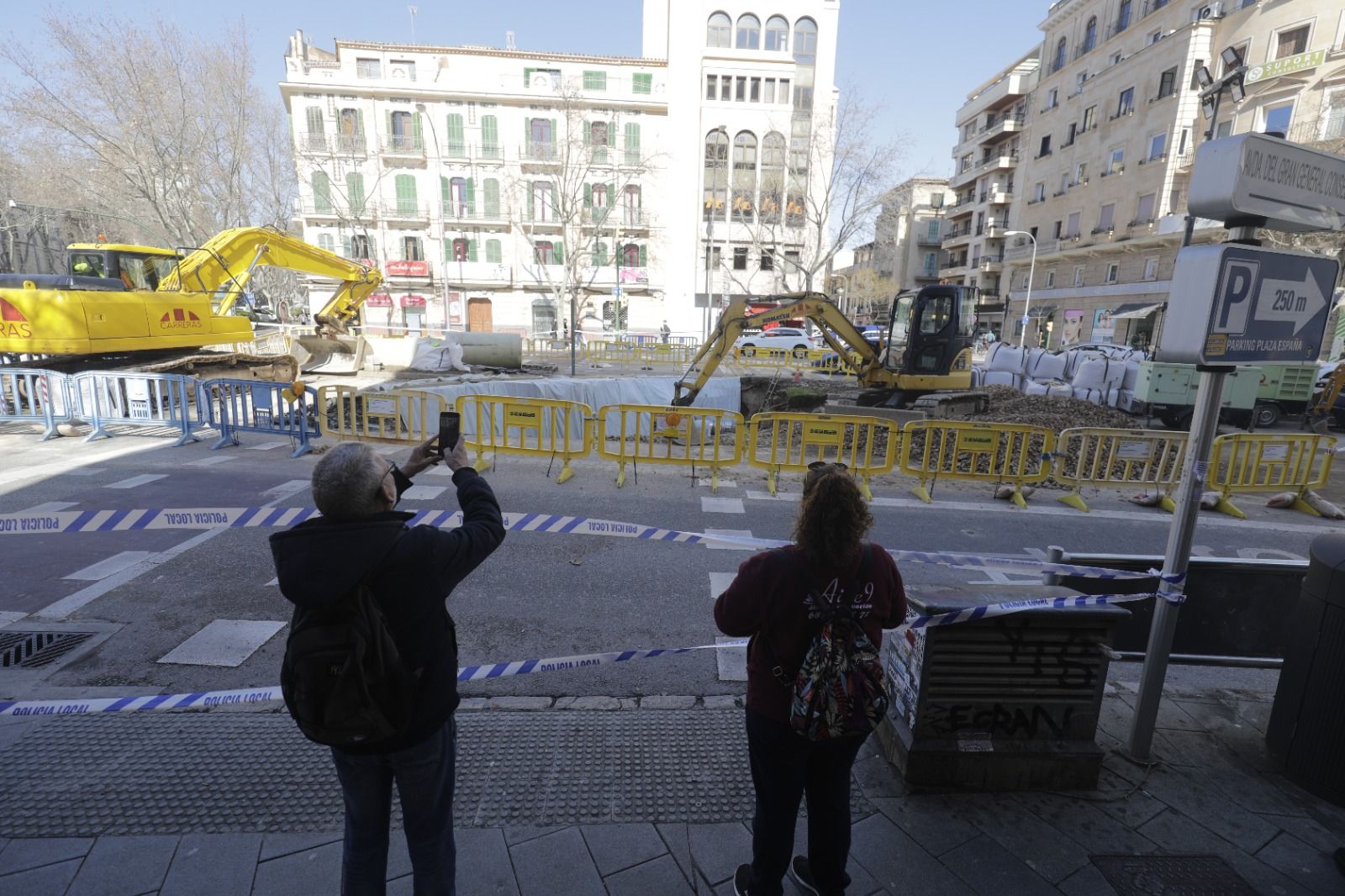 Curiosidad por el socavón en las Avenidas de Palma