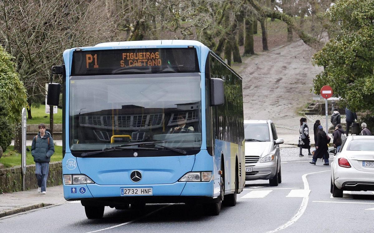 Un autobús en Santiago nas rúas de Santiago