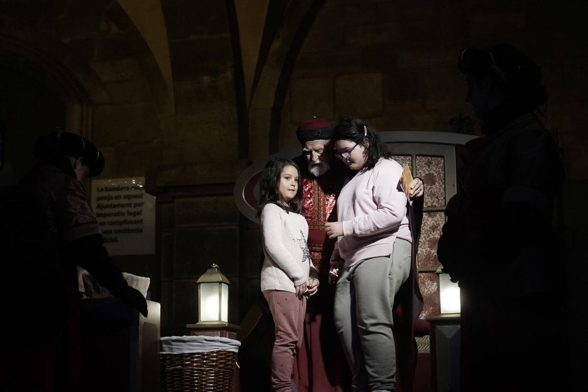 Totes les fotos dels infants de Manresa donant la carta al Príncep Assuan