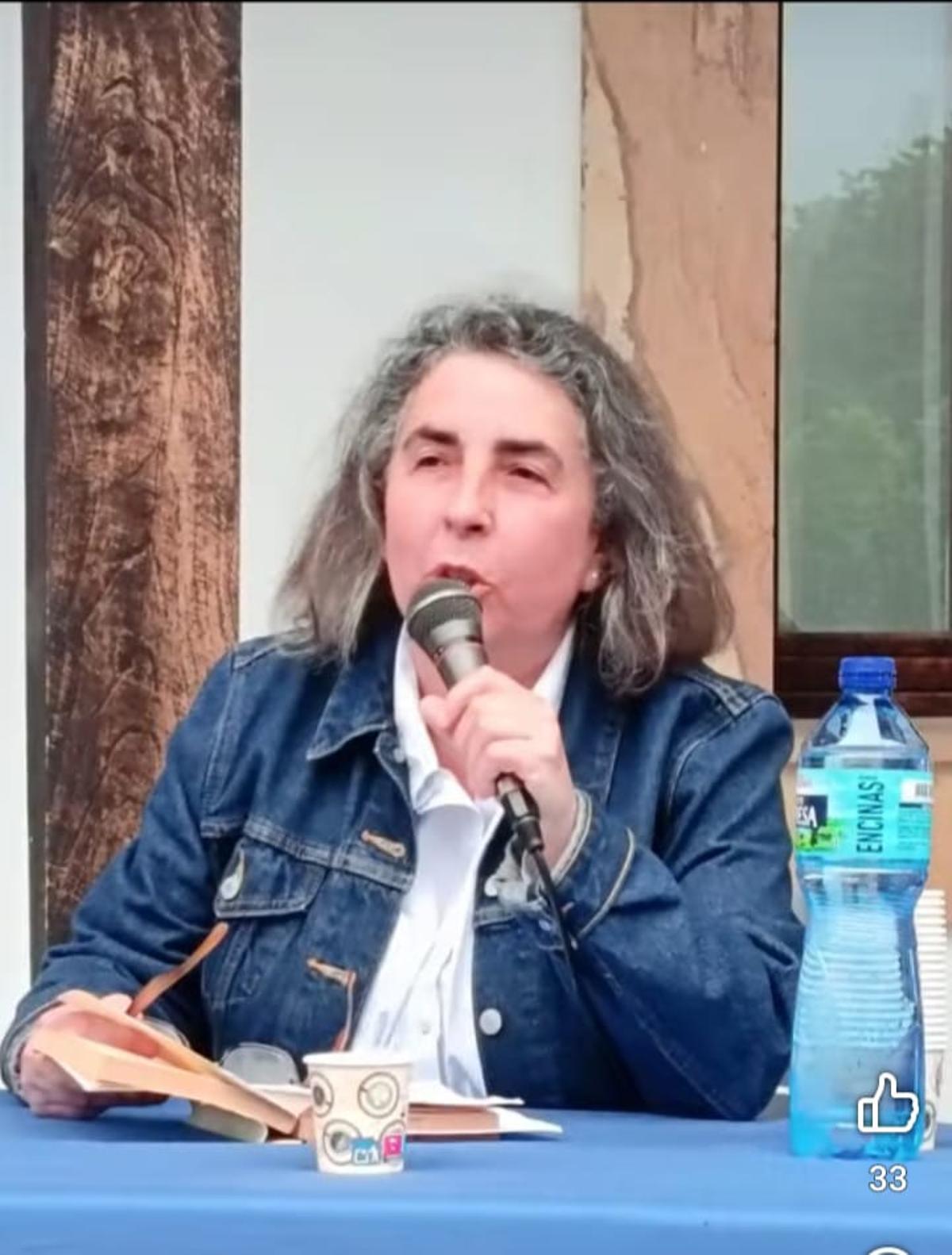 Ángeles Carbajal, durante una lectura poética.