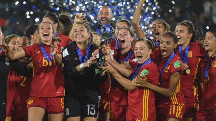 La selección española sub 17 celebra su victoria.