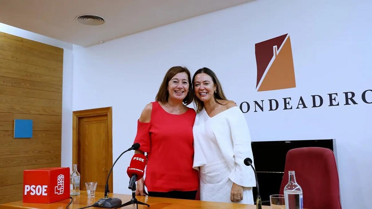 Francina Armengol participa en Lanzarote en un debate sobre el turismo organizado por el PSOE.