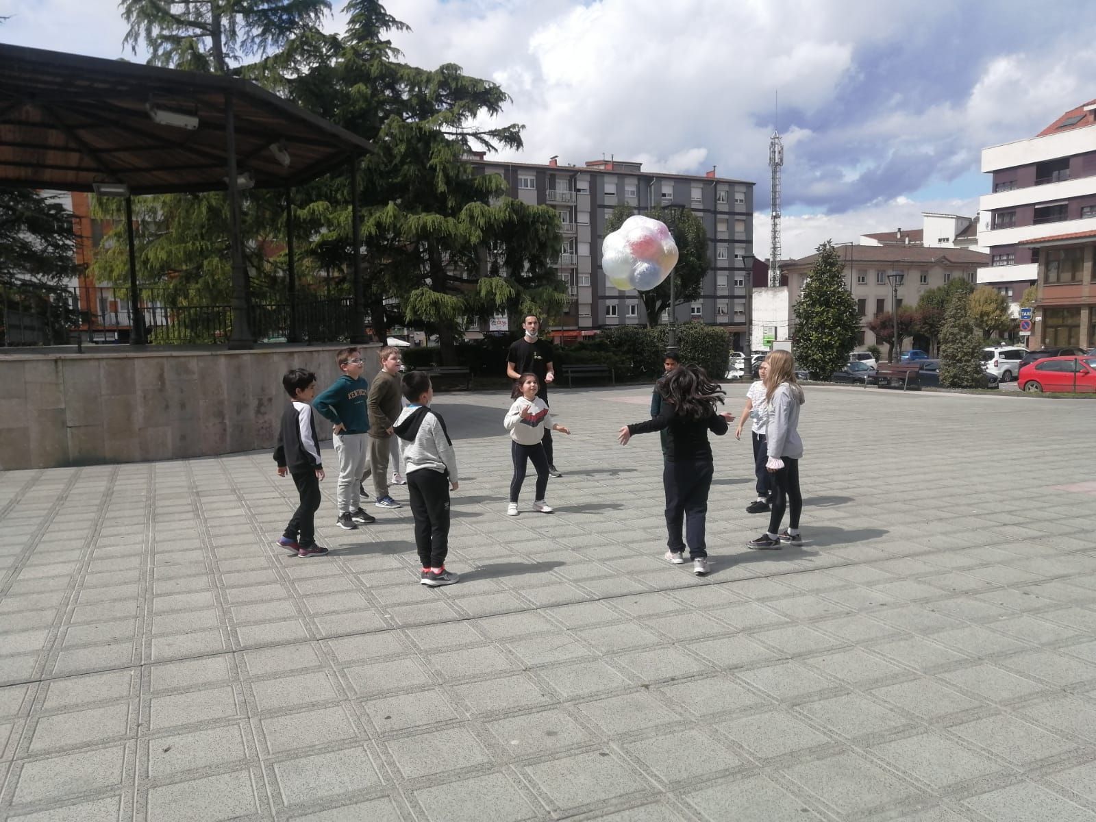 Los niños de Llanera hacen ejercicio en la calle