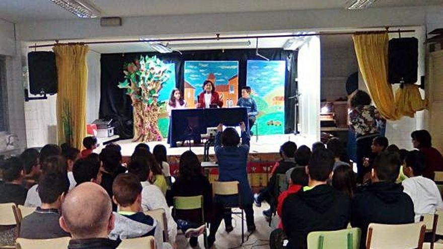 Elisa Delibes, hija de Miguel Delibes, charla con los alumnos del Colegio Riomanzanas.