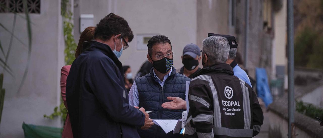 El concejal de Urbanismo, Carlos Tarife, el pasado jueves, cuando se comunicó la situación a los vecinos.