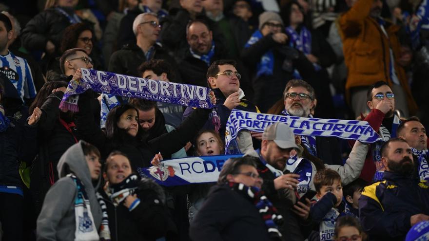 Aficionados del Deportivo, con sus bufandas en la grada en el duelo ante el Lugo. |  // CARLOS PARDELLAS