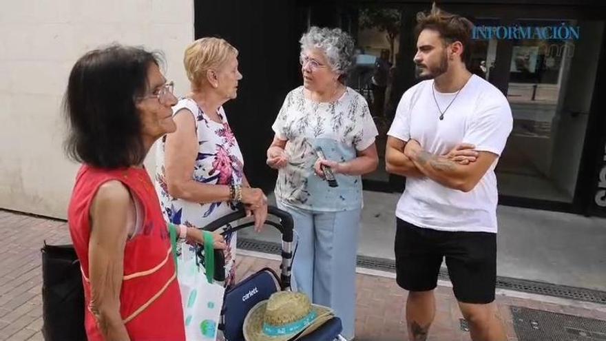 Madelin y Nathaniel, de 80 y 29 años, conviven en el edificio intergeneracional de plaza América en Alicante