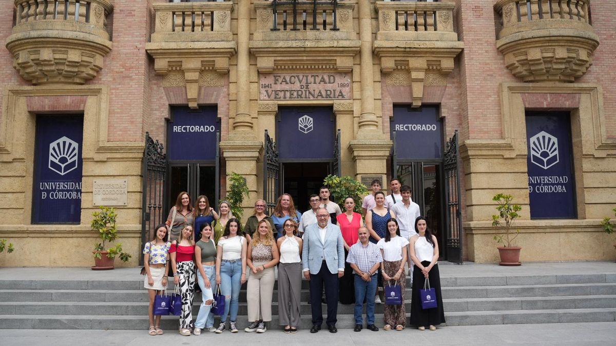 Profesores, alumnos y voluntarios tras el acto de clausura del curso.