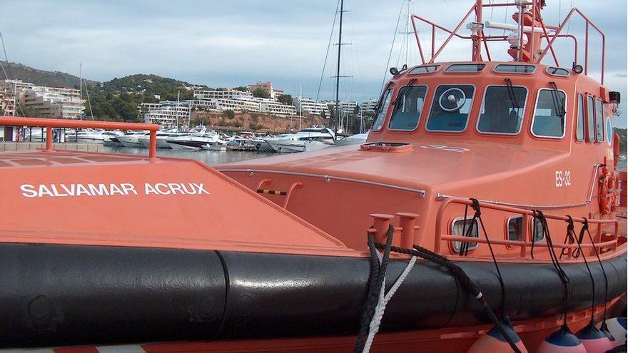 Bomberos y Salvamento Marítimo achican el agua de un velero de gran eslora amarrado en Ibiza