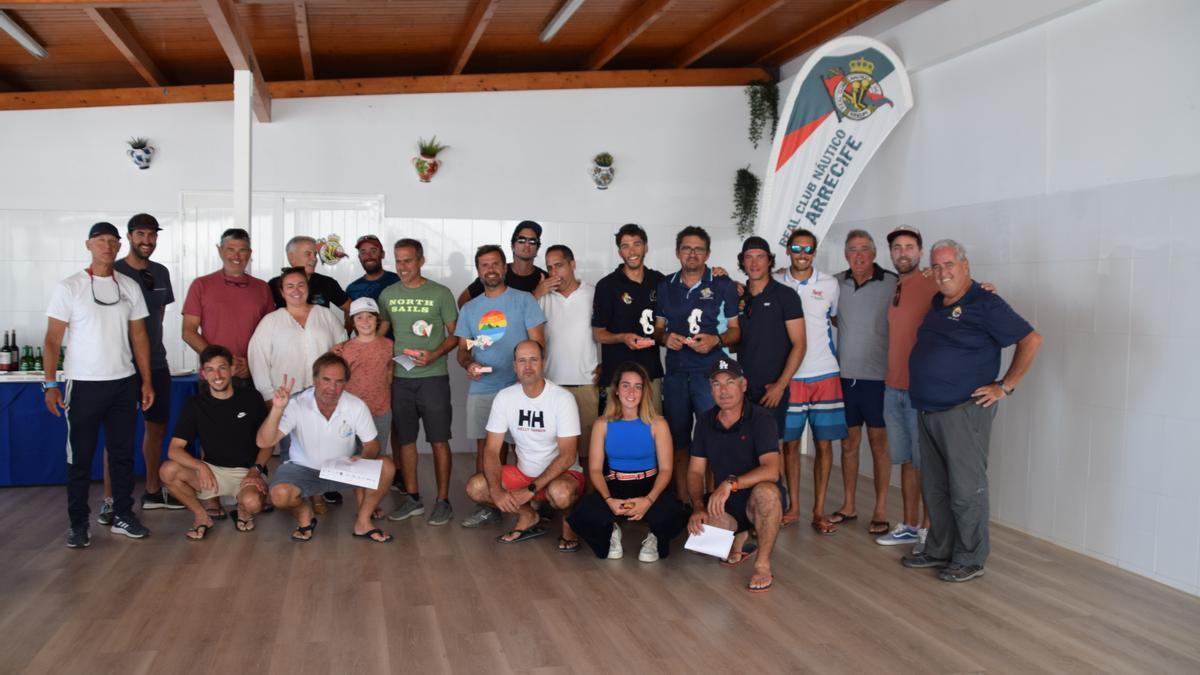 Los premiados en la Copa Snipe de Vela junto a la organización, en el Real Club Náutico de Arrecife.
