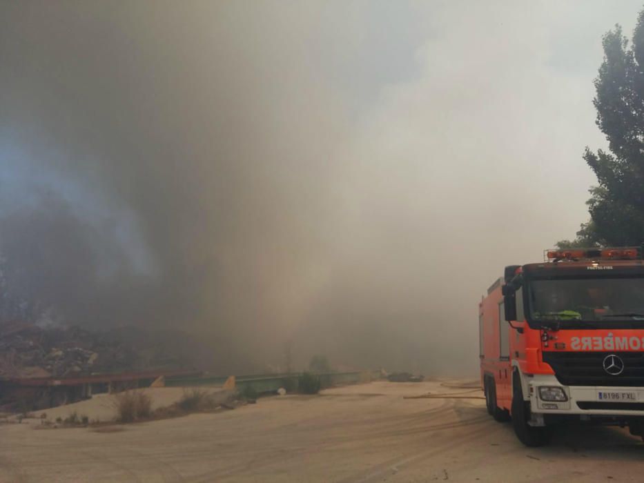 Incendio en una fábrica de maderas de Sollana