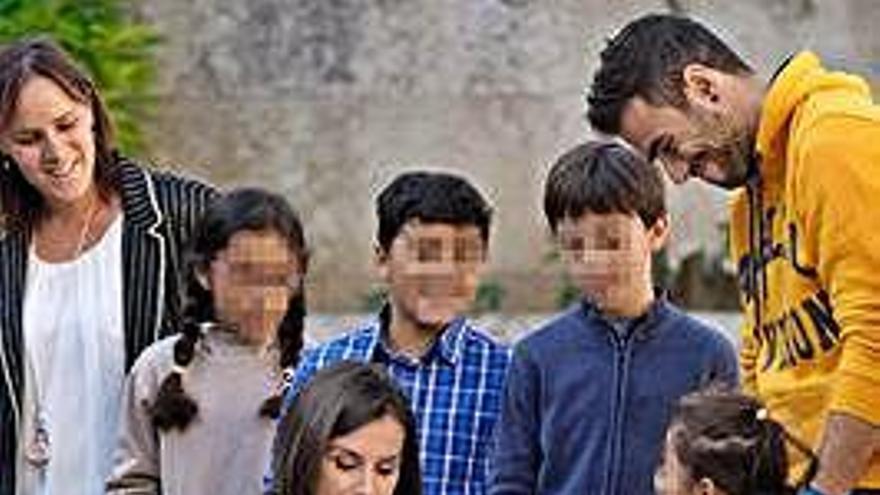 La reina Letizia, ayer, con los niños.