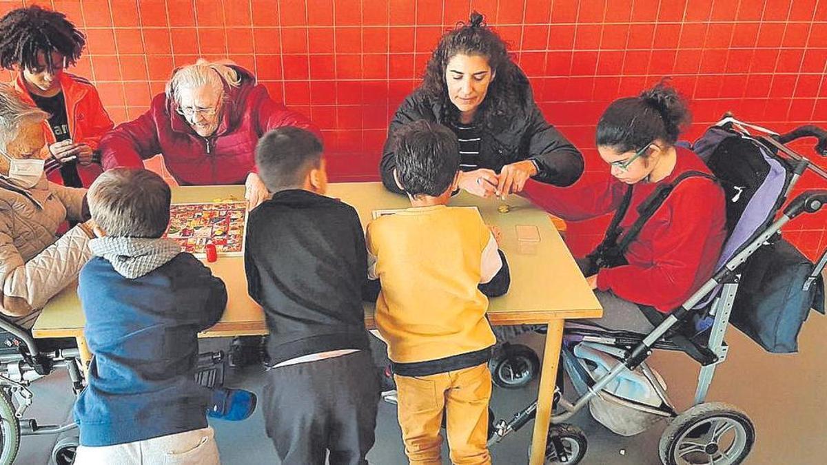 Convivencia 8 Niños, alumnos con capacidades diferentes y mayores compartieron una intensa jornada de juegos.