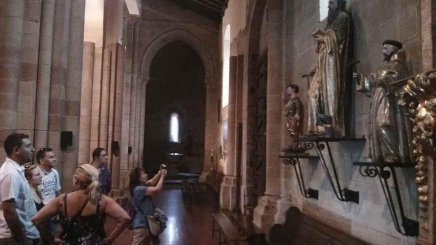 Algunos de los componentes del grupo que ayer disfrutó de la visita guiada en la iglesia de San Juan.