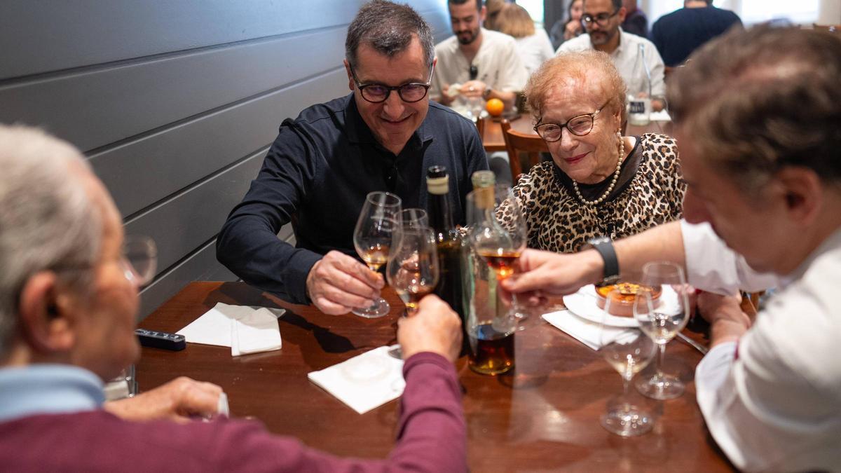 Josep Roca y su madre, Montserrat Fontané, brindan en Can Roca junto al patriarca, Josep Roca, y otro de los hijos, Jordi, ambos de espaldas, en abril de 2025.