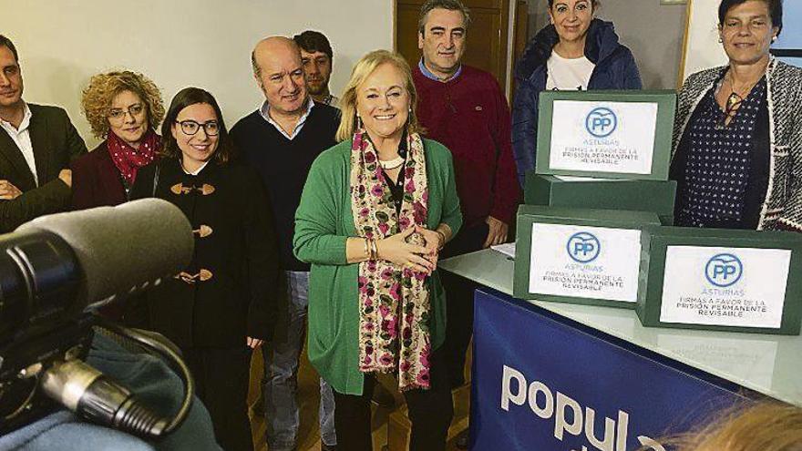 Mercedes Fernández y otros dirigentes del PP, con las firmas.