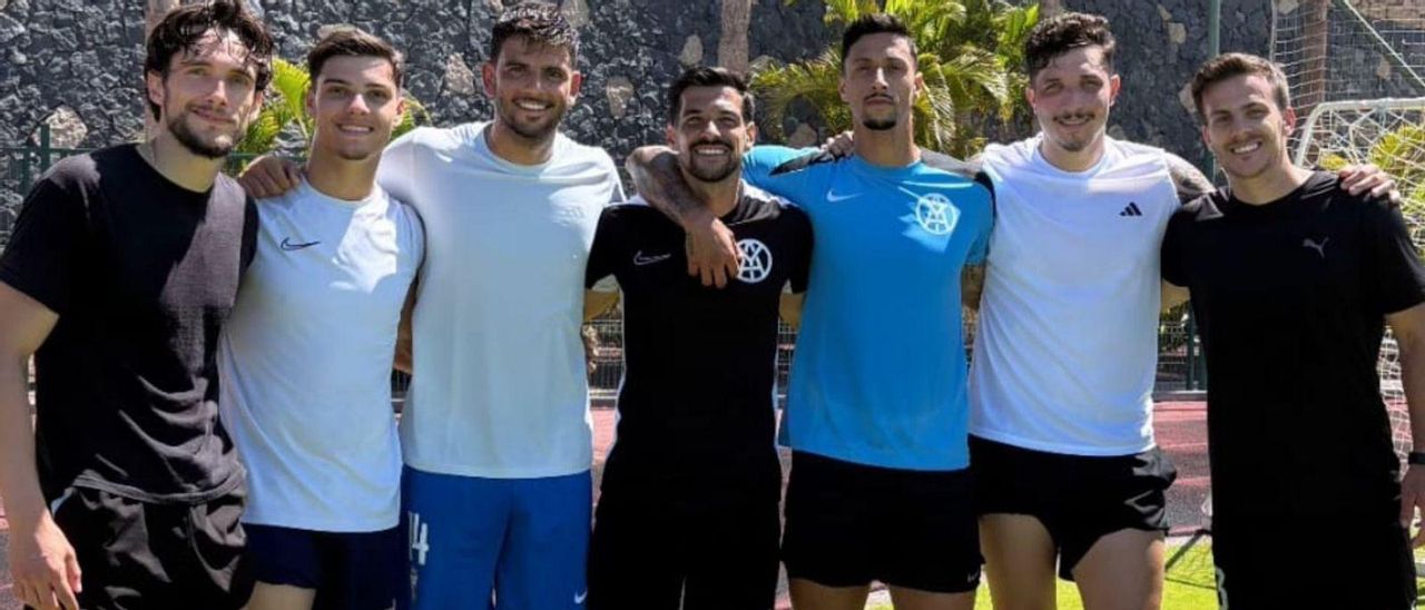 Por la izquierda, Álex Corredera, Aarón Martín, Javi Alonso, Yeray Abreu, Maikel Mesa, Erik Expósito y Eric Curbelo, en Tenerife. | @ERICCURBELO6