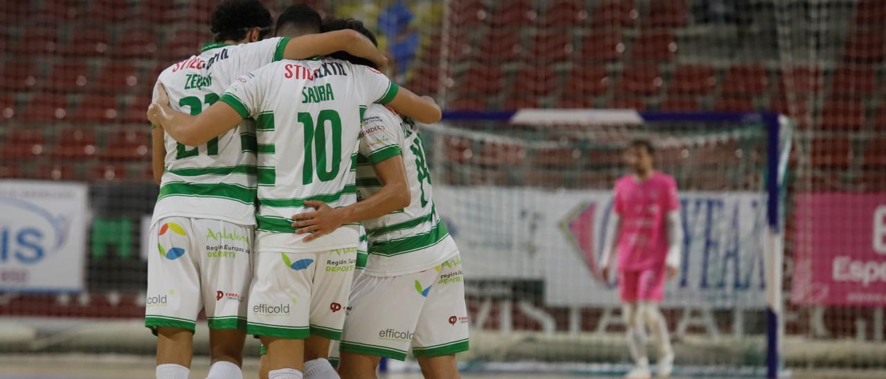 Los jugadores del Córdoba Futsal celebran uno de los goles ante el Noia.
