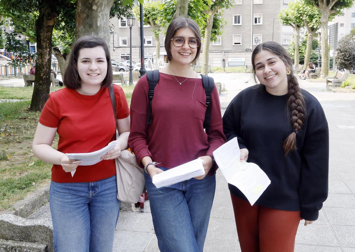 Estudiantes del IES Santa Irene, satisfechas tras el primer examen.