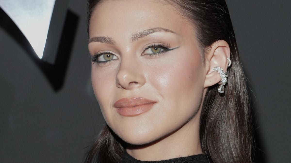 Nicola Peltz en una premiere