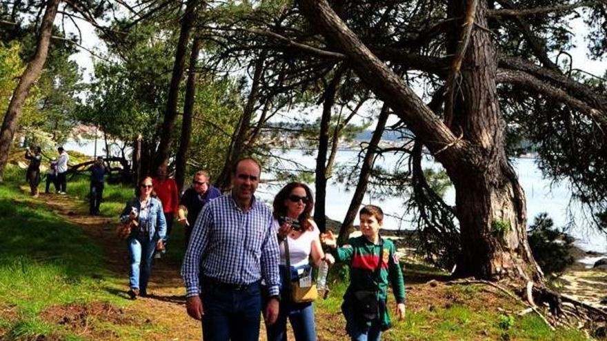 Un grupo participante en las visitas guiadas realizadas a la isla el verano pasado.