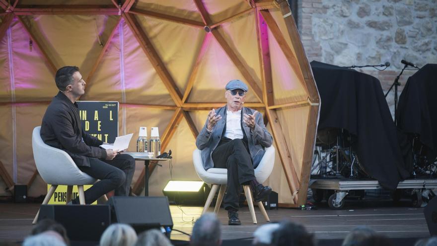 El escritor y ensayista Alessandro Baricco y el compositor Joan Magrané, durante su conversación en la plaza de Joan Coromines.