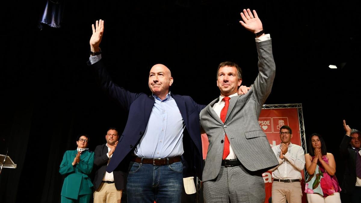 El presidente provincial de los socialistas, Alejandro Soler, junto al candidato a la Alcaldía de Finestrat, Juan Guillermo Algado.