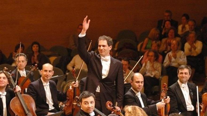 Yaron Traub, en una foto de archivo, saluda al público tras un concierto en València.