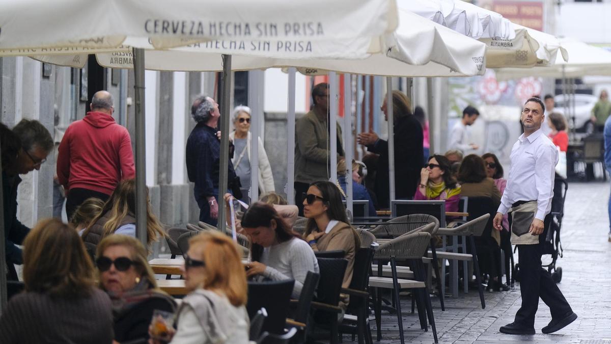 Una terraza de un restaurante en la calle Cano, Triana.